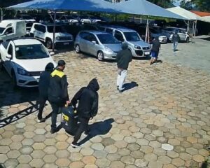 Mega-assalto em concessionária de luxo: polícia desvenda esquema com 12 criminosos e dois foragidos