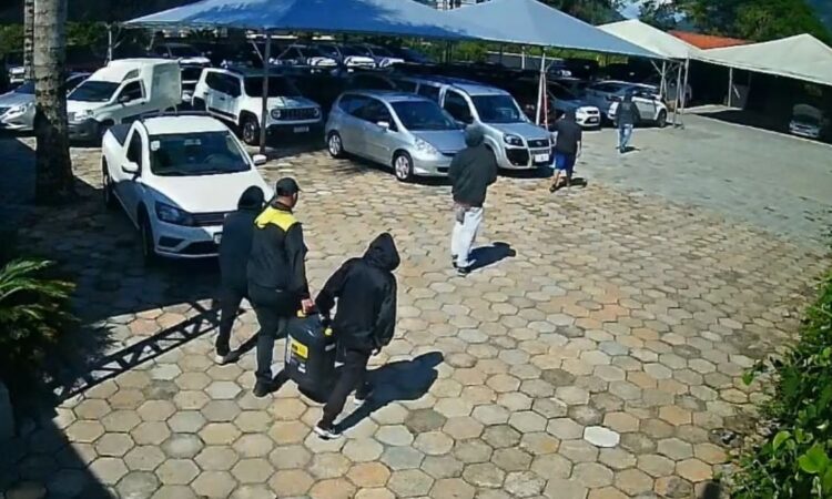Mega-assalto em concessionária de luxo: polícia desvenda esquema com 12 criminosos e dois foragidos