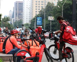 Nova linha de crédito do governo vai financiar motos elétricas para entregadores de aplicativo em todo o Brasil