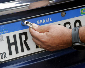 Justiça suspende exigência de novo sistema de emplacamento