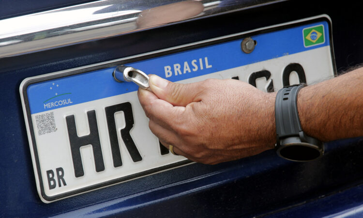 Justiça suspende exigência de novo sistema de emplacamento