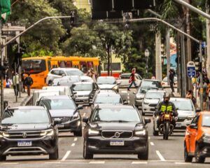 Redução do IPVA impulsiona emplacamentos no Paraná: alta de 34,2% em dois meses e mais confiança no setor automotivo