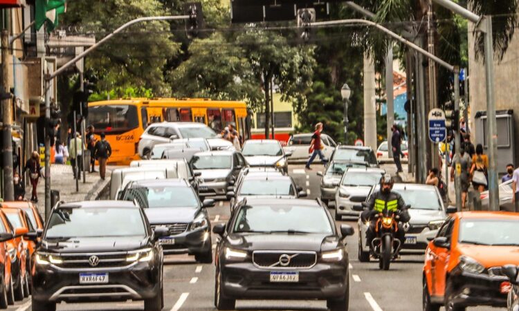 Redução do IPVA impulsiona emplacamentos no Paraná: alta de 34,2% em dois meses e mais confiança no setor automotivo