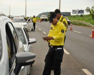 Nova regra do farol em 2026: motoristas precisam redobrar atenção para evitar multas e pontos na CNH