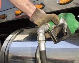 Preço do diesel cai quase 30%, mas alívio não chega às bombas devido a privatização da BR Distribuidora e impostos