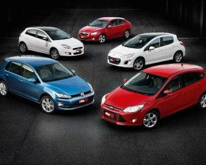 Sedãs e hatches médios por até R$ 50 mil entregam mais que SUVs básicos e viram aposta inteligente em 2025