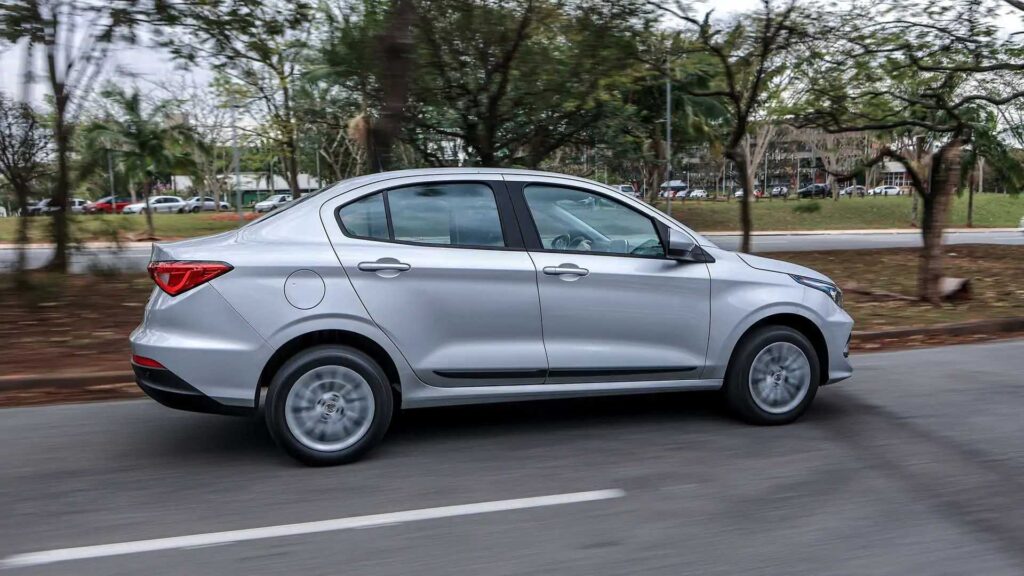 Fiat Cronos 1.0 Espaço de sedã com consumo de carro popular.