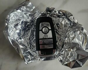 Papel-alumínio vira aliado em truque contra roubo de carros