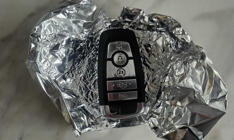 Papel-alumínio vira aliado em truque contra roubo de carros